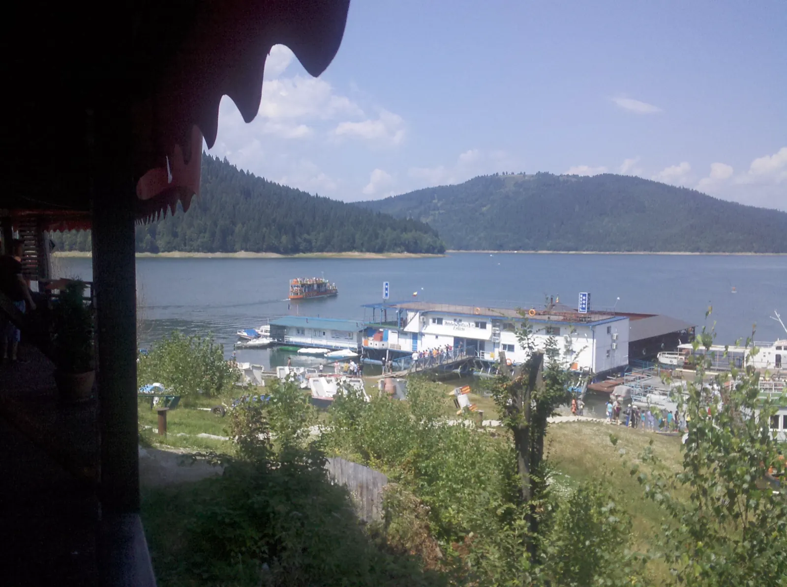 Fotografia 2 din 3, Plimbări cu vaporul pe Lacul Bicaz (Port Bicaz)